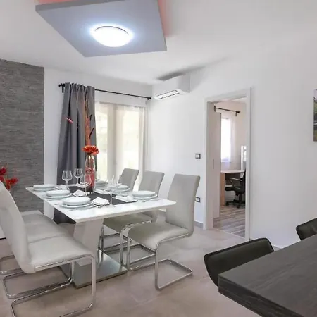 Beautiful Dani With Panoramic View In Vizina