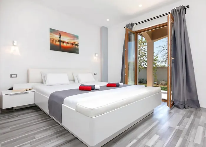 Beautiful Dani With Panoramic View In Vizina