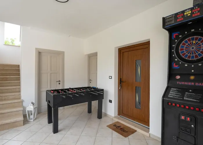 Beautiful Dani With Panoramic View In Vizina